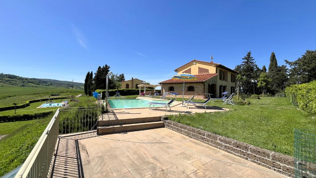 une maison avec une piscine dans une cour dans l'établissement Villa Marina with private panoramic pool - Borgo del Silenzio, à Orciatico