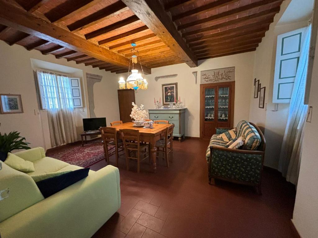 un salon avec un canapé et une table dans l'établissement Agriturismo Fuccioli II, à Carmignano