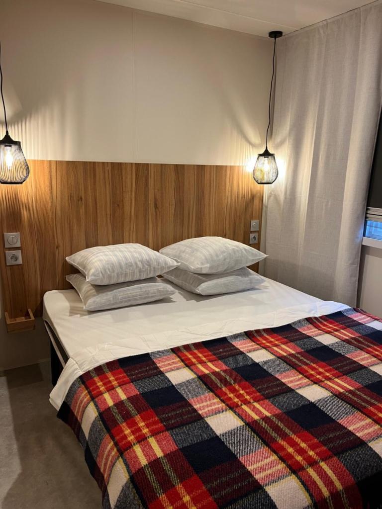 - une chambre avec un grand lit et une couverture tressée dans l'établissement Best Holiday Port Grimaud, à Grimaud