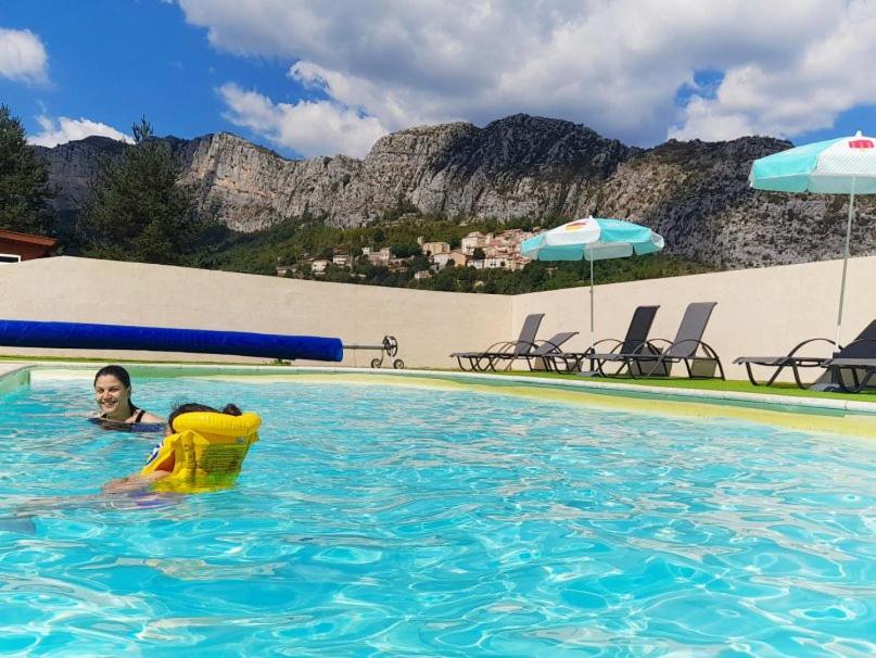 un homme dans une piscine avec un radeau dans l'établissement Le Nirvâna, à Saint-Auban 37 autres photos