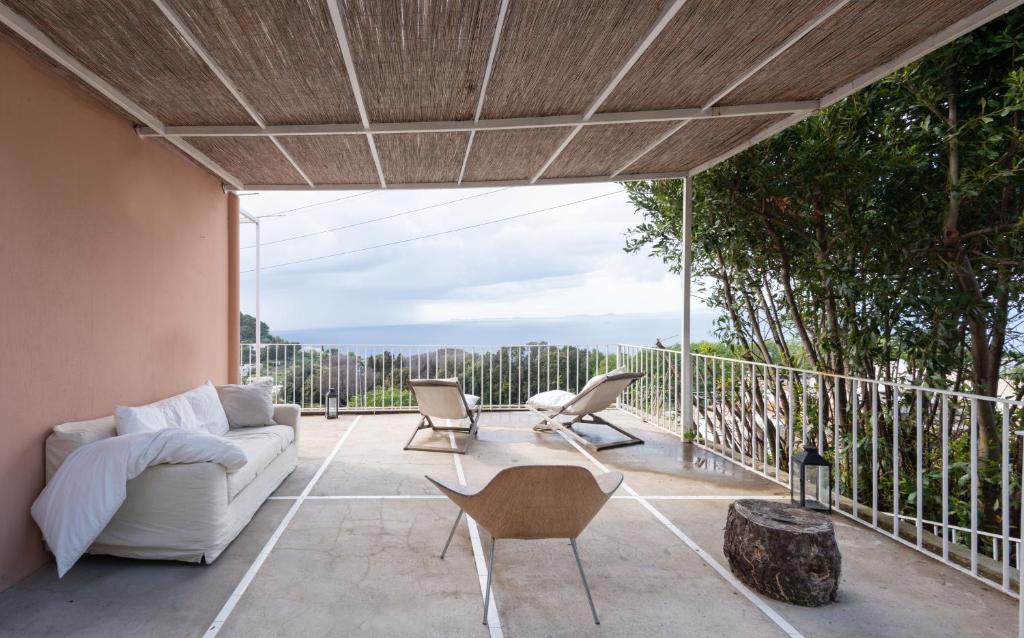 - un salon avec un canapé et des chaises sur une terrasse dans l'établissement Casa Tiberius Capri Retreat, à Capri