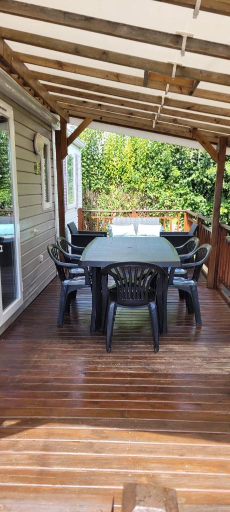 un patio avec une table et des chaises sur une terrasse dans l'établissement Évolution, à Fréjus