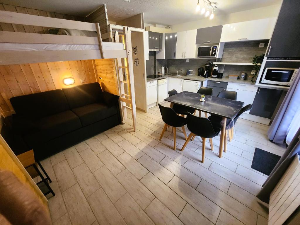 Il comprend un salon et une cuisine avec une table et des chaises. dans l'établissement Le Choucas, à Risoul 9 autres photos