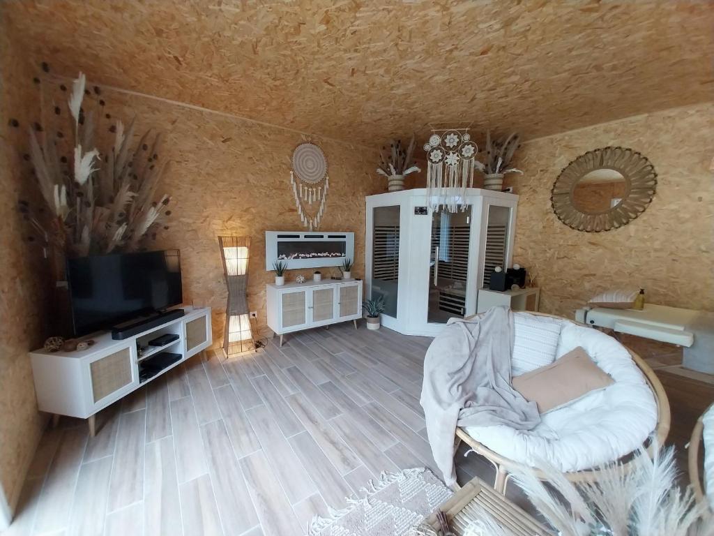 un salon avec un canapé et une télévision dans l'établissement Le Clos FMR Insolite Manon Carcassonne, à Malves