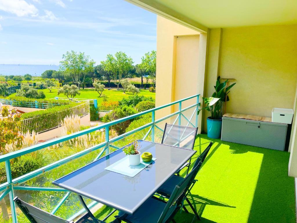 - un balcon avec une table et un ordinateur portable dans l'établissement 1 bedroom Sea view, swimming pool, beach on foot, parking, à Antibes