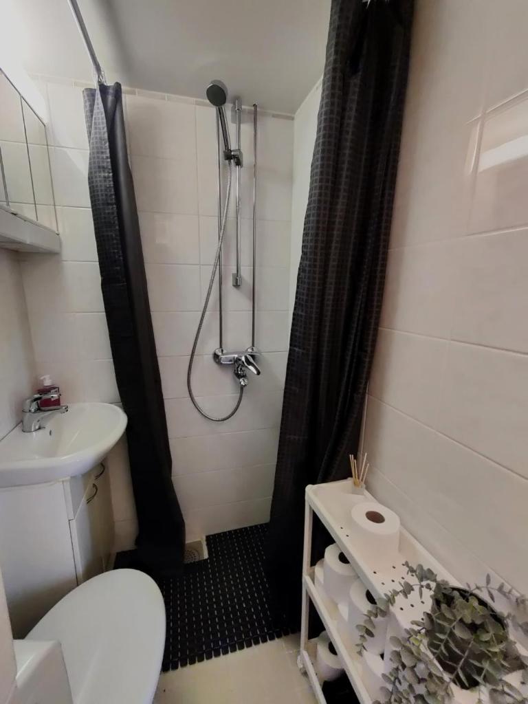 Unique wood house apartment, FREE PARKING 3