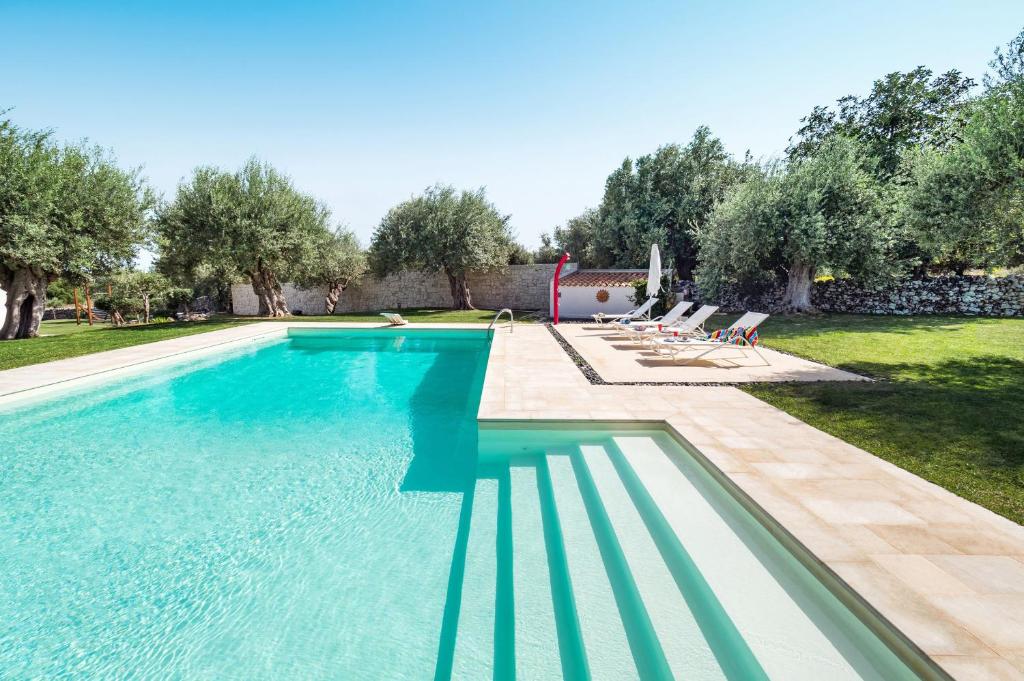 - une piscine dans une cour arborée dans l'établissement Corte Moscata, à Rosolini