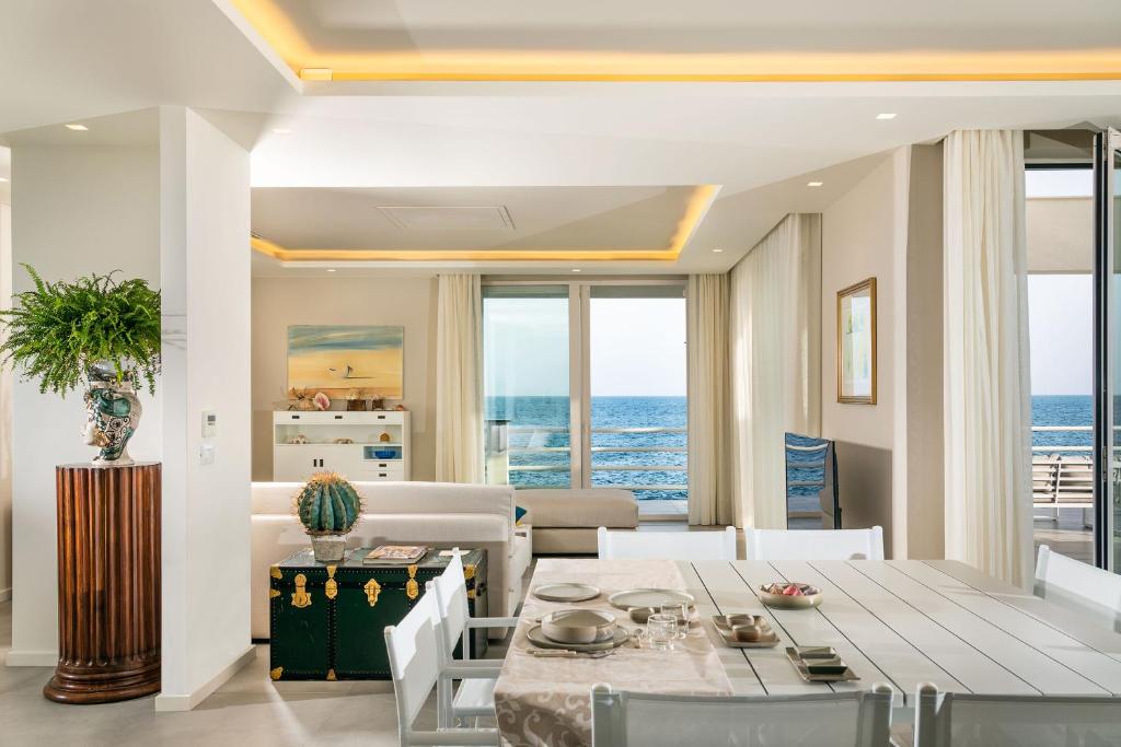 une salle à manger avec vue sur l'océan dans l'établissement Villa Isabella, à Acireale