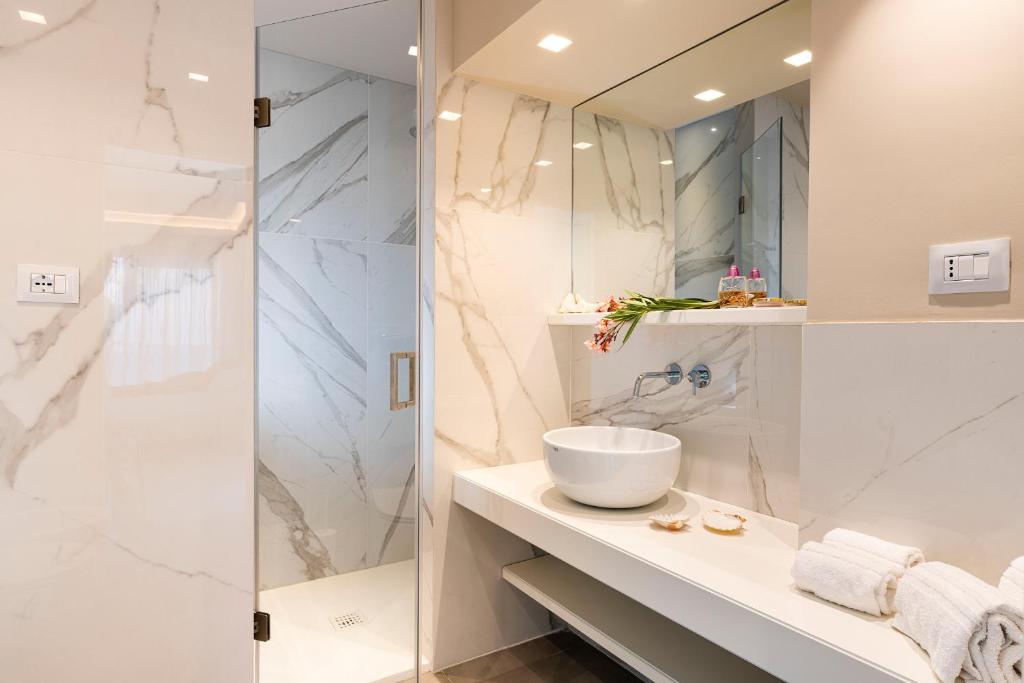 une salle de bain avec un lavabo et une douche dans l'établissement Villa Isabella, à Acireale