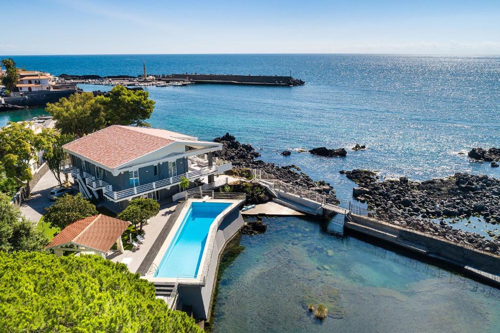 une maison avec une piscine à côté de l'océan dans l'établissement Villa Isabella, à Acireale 73 autres photos