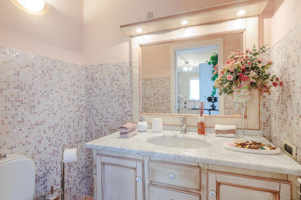 une salle de bain avec un lavabo et un miroir dans l'établissement Villa Matilde, with Private Pool on the Lucca Hills, à Capannori