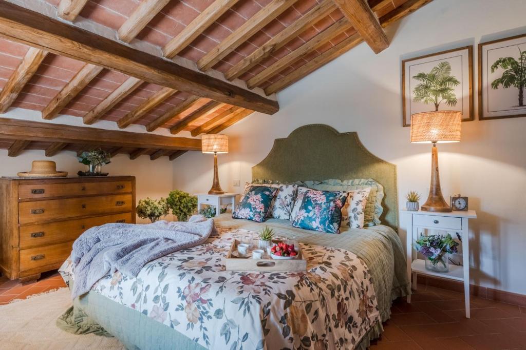- une chambre avec un lit et une table dans l'établissement Grumo Farmhouse with Private Pool and View near Lucca, à Lucques