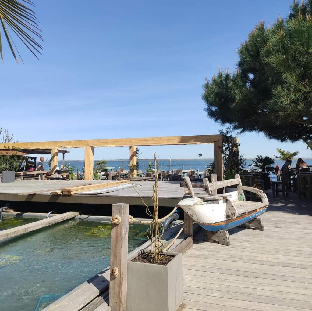 un bateau assis sur un quai à côté de l'eau dans l'établissement CAP FERRET L'escale Mobil-home 6 à 8 personnes, à Lège-Cap-Ferret