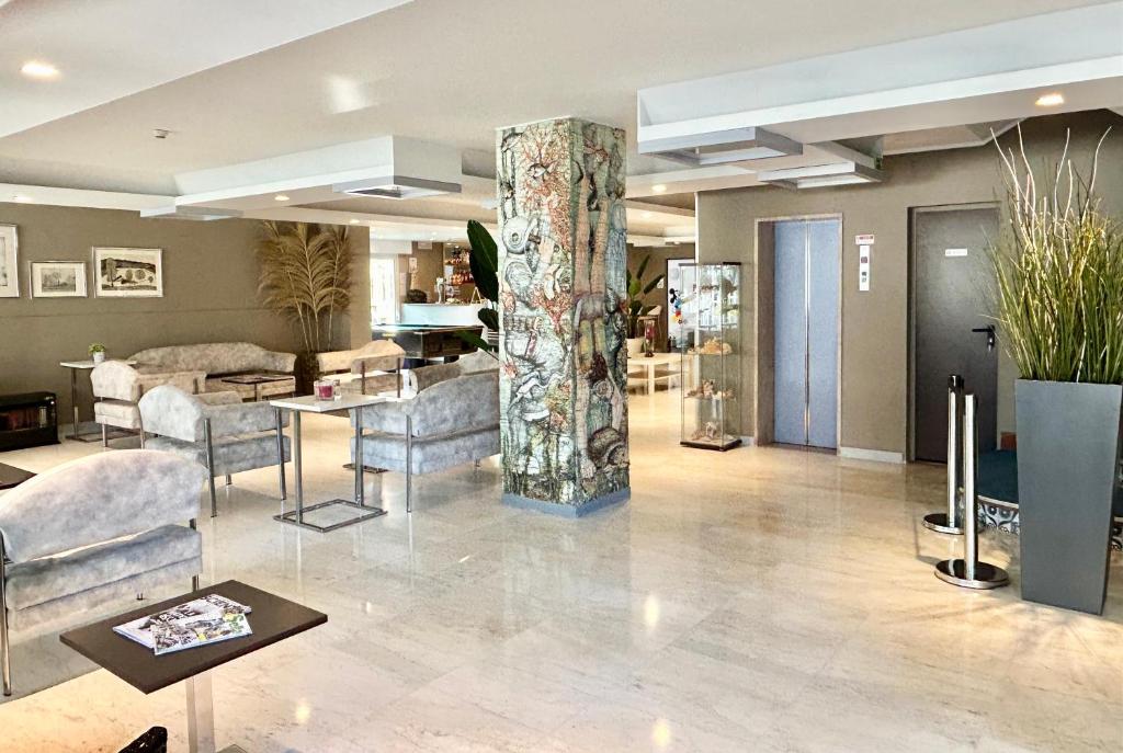 un grand salon avec un grand pilier au milieu dans l'établissement Hotel Pacific, à Riccione