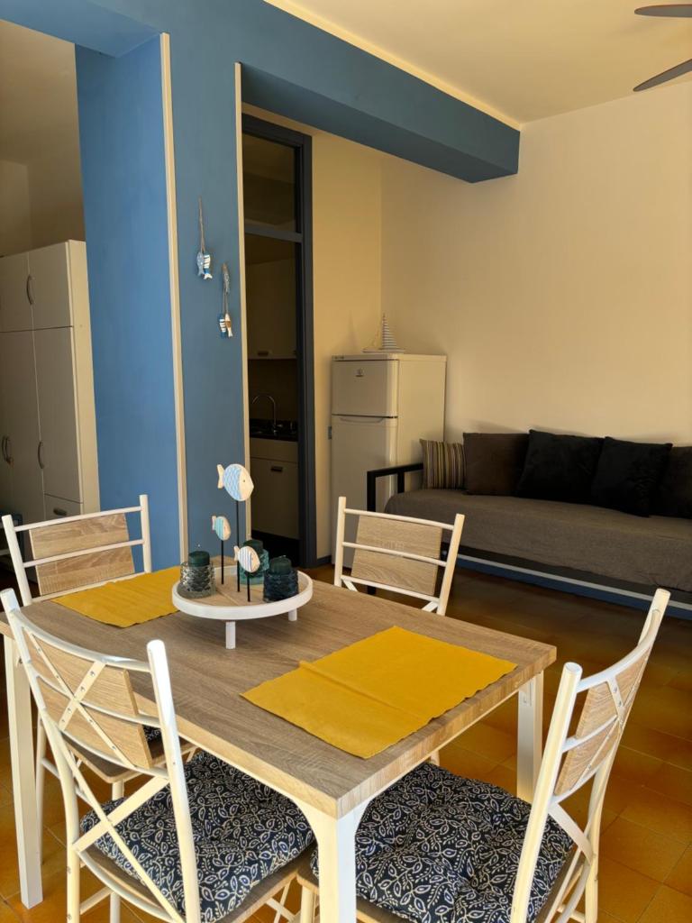 une table à manger et des chaises dans un salon dans l'établissement Casa faith, à Campionna