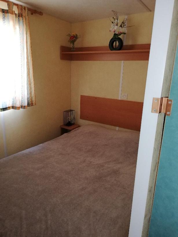 une chambre avec un grand lit et une fenêtre dans l'établissement CAMPING 3* / GORGES DU VERDON / POUR 2 PERS/ LAVANDE / ACTIVITÉS/A 2 MN DU LAC DE STE CROIXI, à Sainte-Croix-de-Verdon