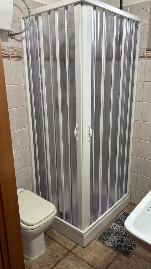 une salle de bain avec une douche avec des toilettes et un lavabo dans l'établissement Villetta Nonna Maria, à San Vito Lo Capo