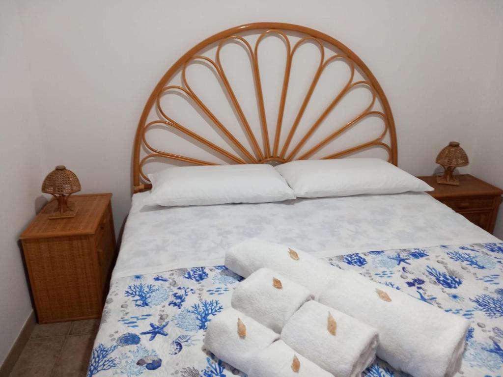 une chambre avec un lit avec des serviettes dessus dans l'établissement Villetta Nonna Maria, à San Vito Lo Capo 54 autres photos