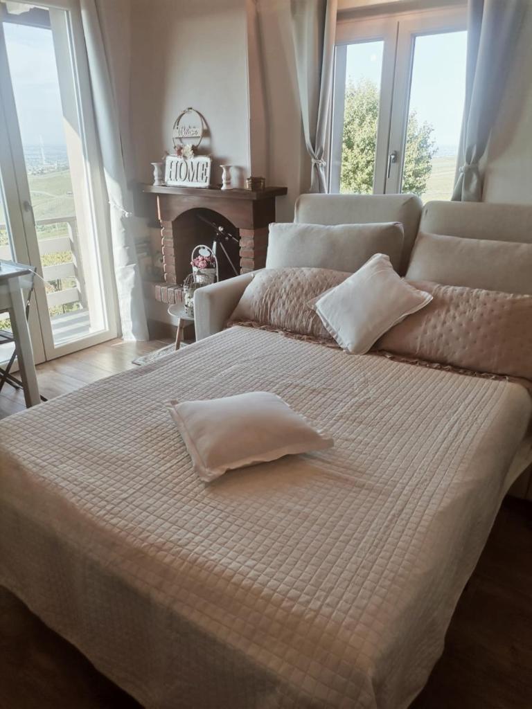 un grand lit avec deux oreillers dessus dans l'établissement NiFe Tiny House - Secret Garden, à Montalbo