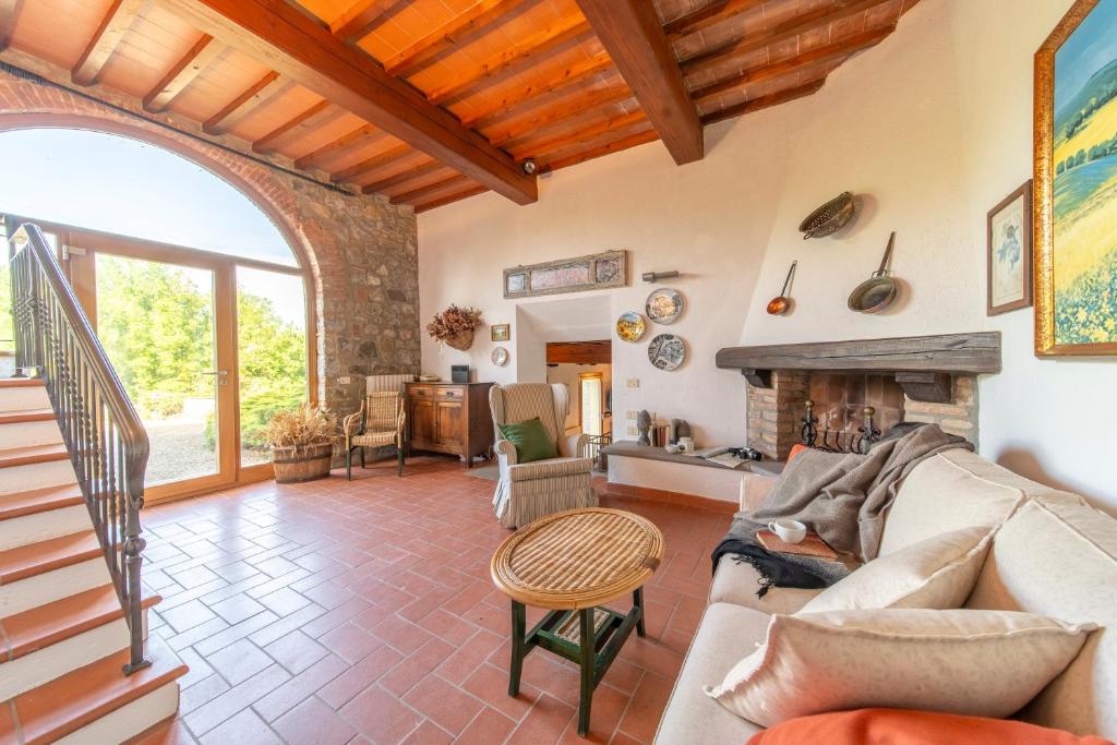 un salon avec un canapé et une cheminée dans l'établissement Casale le Muracce, à L'Ugolino