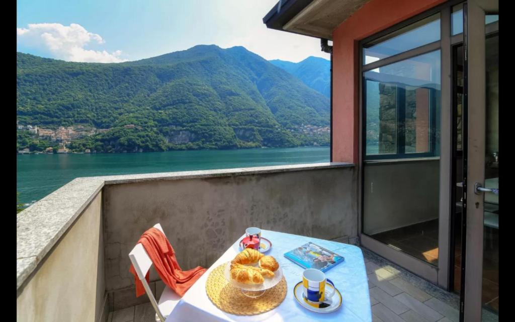 Riflessi sul Lago Apt Laglio - Alba