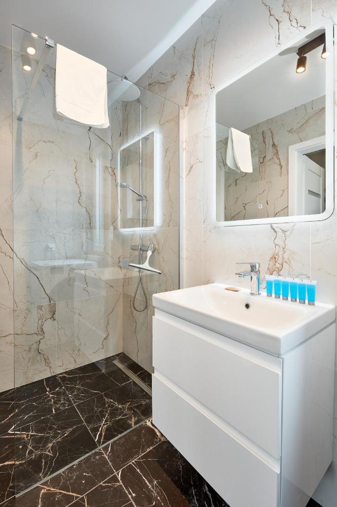 Poznań Airport Homely Apartment by BookingHost 8