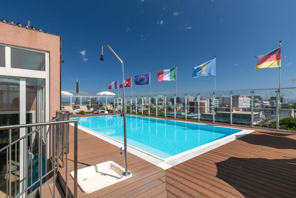 une piscine sur le toit d'un immeuble dans l'établissement Hotel Villa Doimo, à Lignano Sabbiadoro