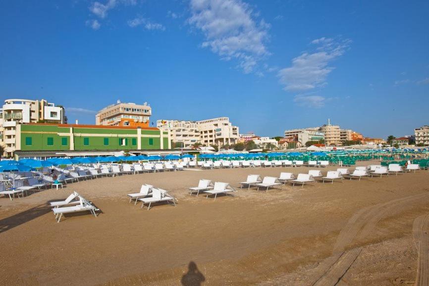 - une plage avec un bouquet de chaises et de parasols dans l'établissement Albergo Regina, à Senigallia 25 autres photos