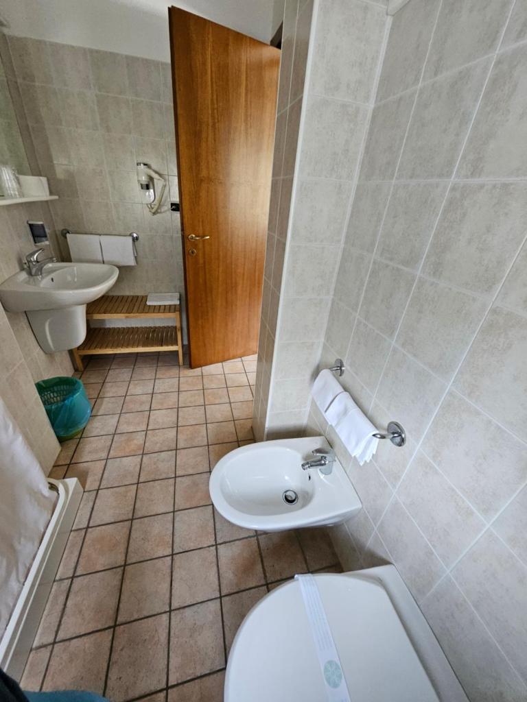 une salle de bain avec toilettes et lavabo dans l'établissement Hotel Cerrano, à Silvi Marina