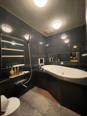 une salle de bain avec une baignoire, des toilettes et un lavabo dans l'établissement フラン, à Iwamizawa 18 autres photos