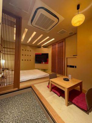 une chambre avec un lit et une table et une table sidx sidx sidx dans l'établissement フラン, à Iwamizawa