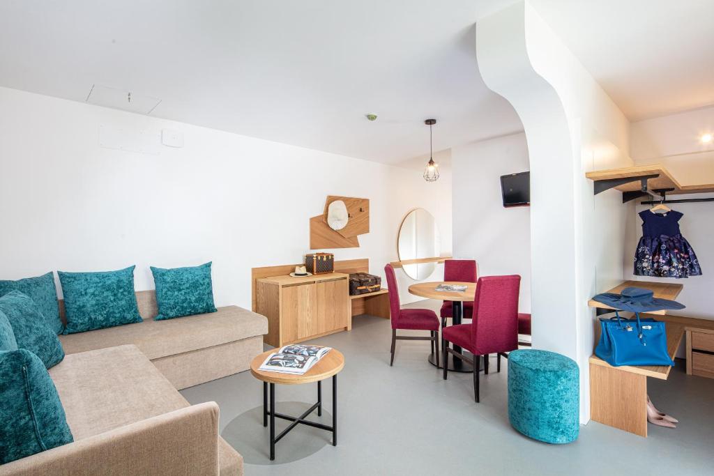 un salon avec un canapé et une table dans l'établissement Hotel Atlantic, à Lignano Sabbiadoro