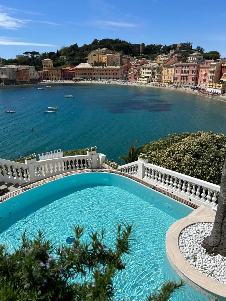 - une piscine à côté d'un corps d'eau dans l'établissement Hotel Helvetia, à Sestri Levante