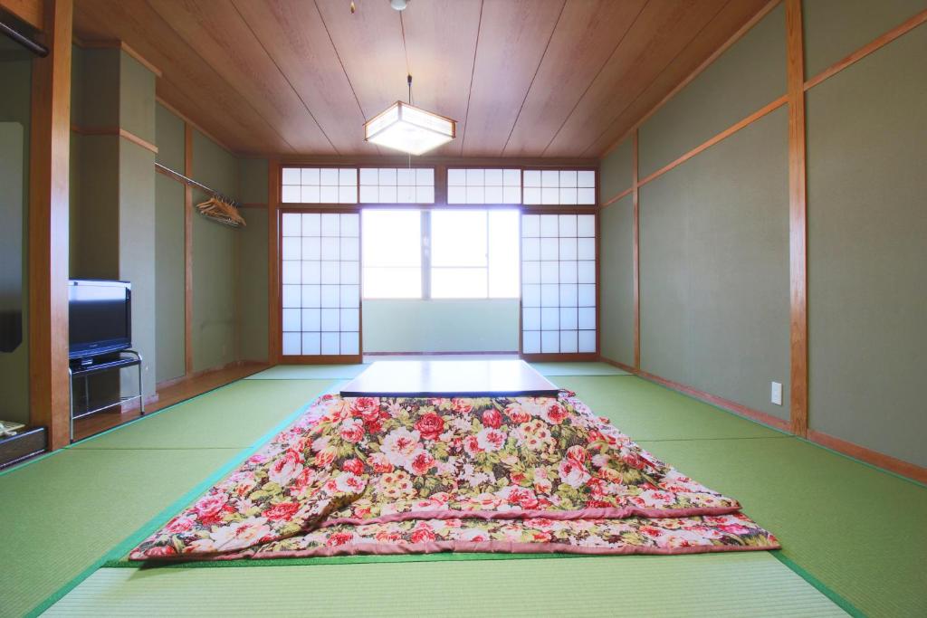 une pièce avec un grand parterre de fleurs au sol dans l'établissement Ryokan Nakaya, à Muraoka