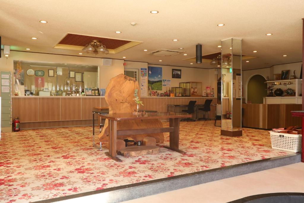 une pièce avec une table avec une statue au milieu dans l'établissement Ryokan Nakaya, à Muraoka