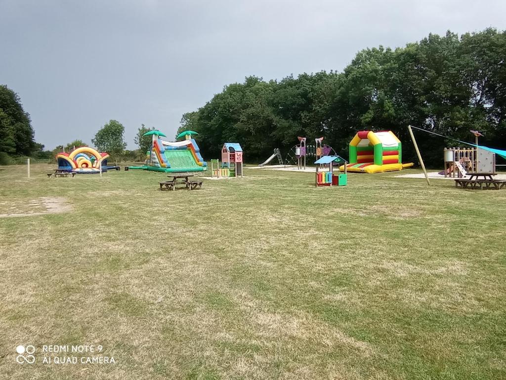 - un parc avec une bande d'équipements de terrain dans l'établissement Mobil-home, à La Bernerie-en-Retz