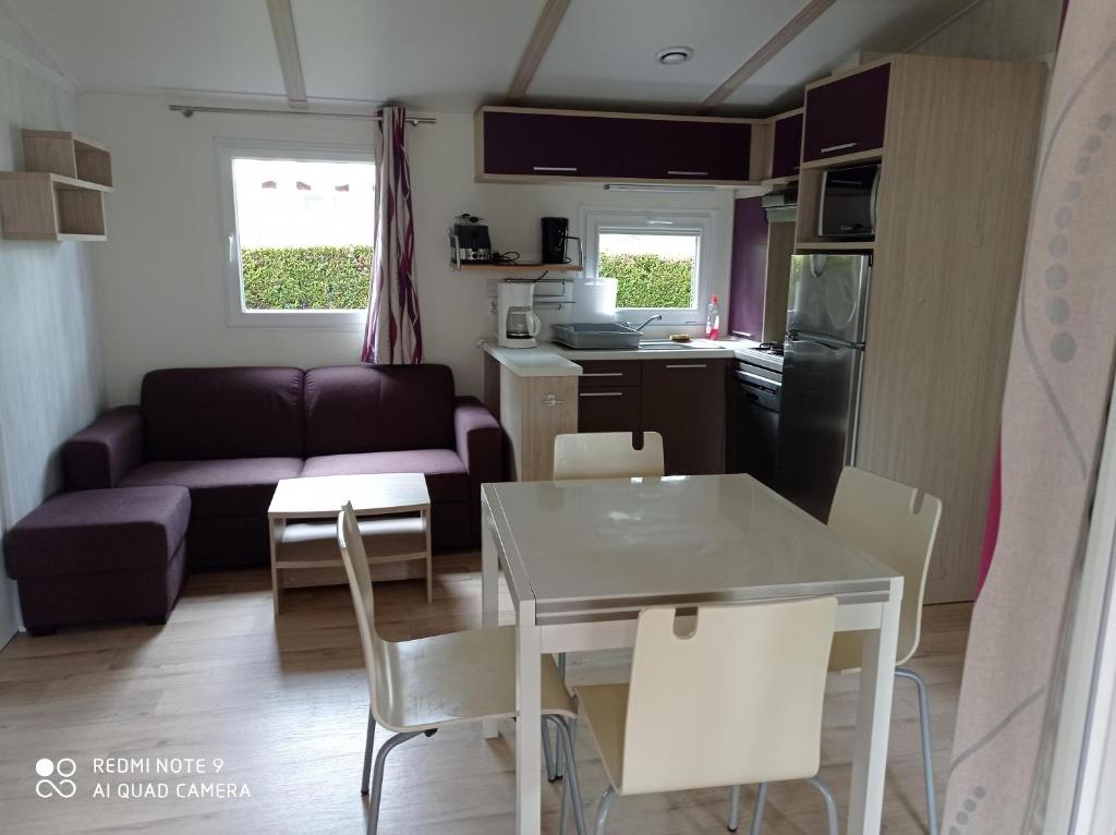 - une petite cuisine et un salon dans une petite maison dans l'établissement Mobil-home, à La Bernerie-en-Retz