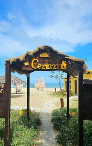 un panneau pour un centre sur la plage dans l'établissement Hotel Cerrano, à Silvi Marina
