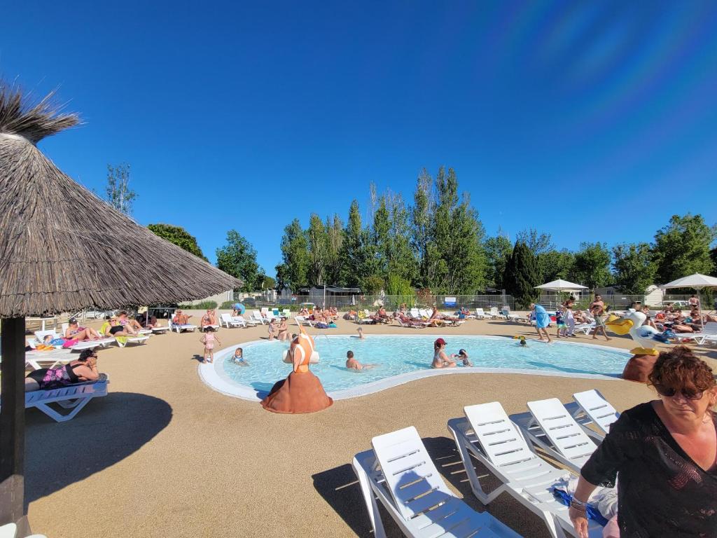 un groupe de personnes dans une piscine d'un complexe hôtelier dans l'établissement Superbe mobile home neuf - Mazet 71 - Camping la Carabasse, à Vias