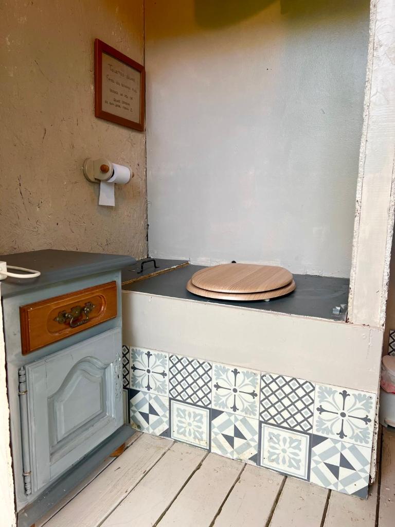 - une cuisine avec cuisinière et des toilettes dans la chambre dans l'établissement Tente lodge en pleine nature, à Sumène 13 autres photos