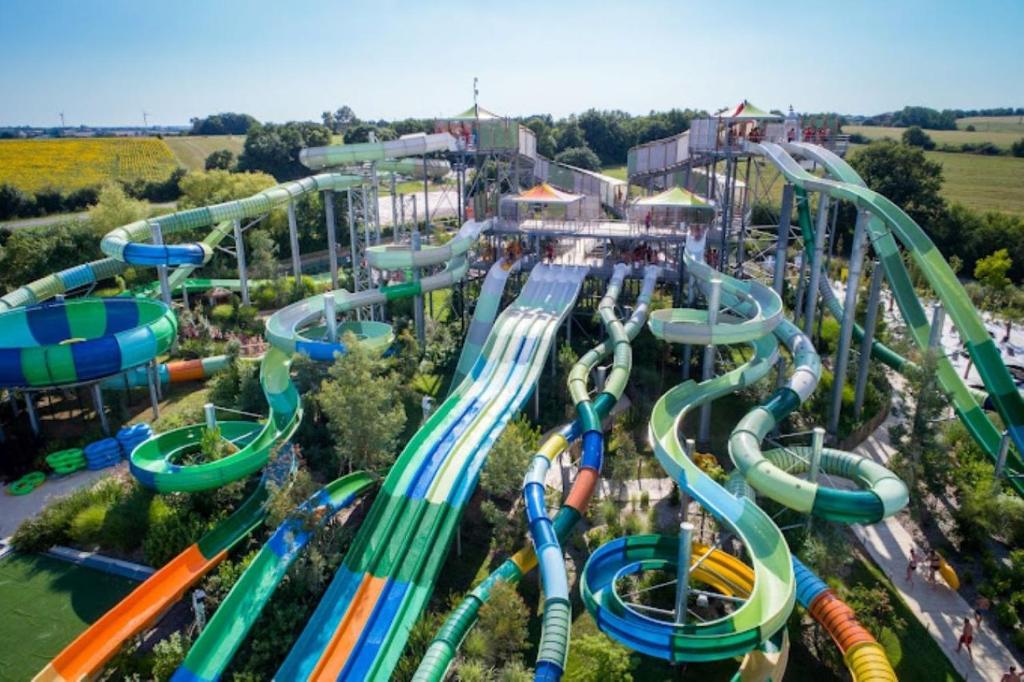 - une vue aérienne sur un parc aquatique doté d'une montagne dans l'établissement Le domaine de la billardière, à Moutiers-les-Mauxfaits