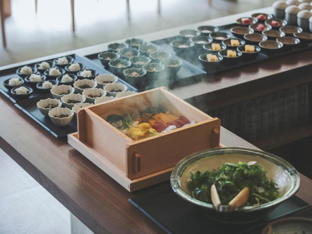 une boîte de nourriture posée sur une table avec des cupcakes dans l'établissement SOKI ATAMI, à Atami 37 autres photos
