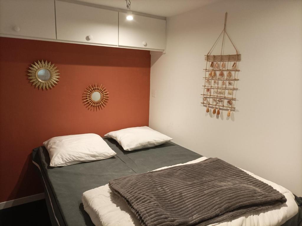 une chambre avec deux lits et un miroir au mur dans l'établissement camping la lande, à Mimizan