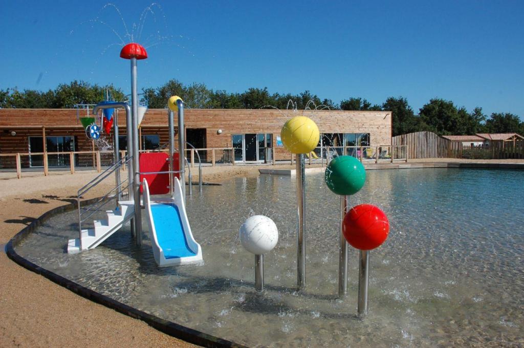 Photo de la galerie de l'établissement Chalet site naturel proche lac, 20 mn des plages Vendee - 6 pers, à La Chapelle-Hermier 5 autres photos