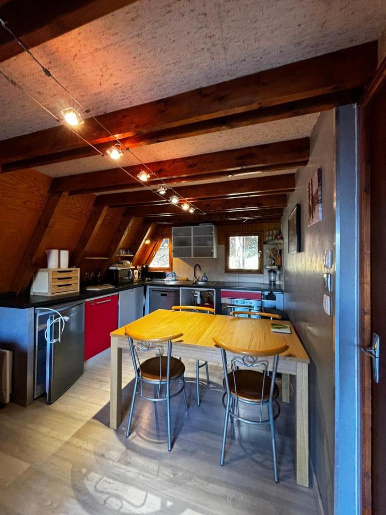 une cuisine avec une table jaune et des chaises dans l'établissement Chalet de montagne, à Ustou
