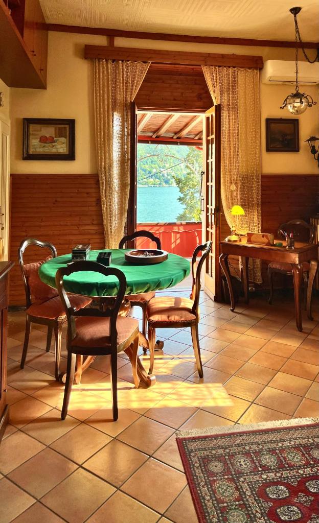 une salle à manger avec une table et des chaises vertes dans l'établissement Villa Andreina Como Lake, à Moltrasio 20 autres photos