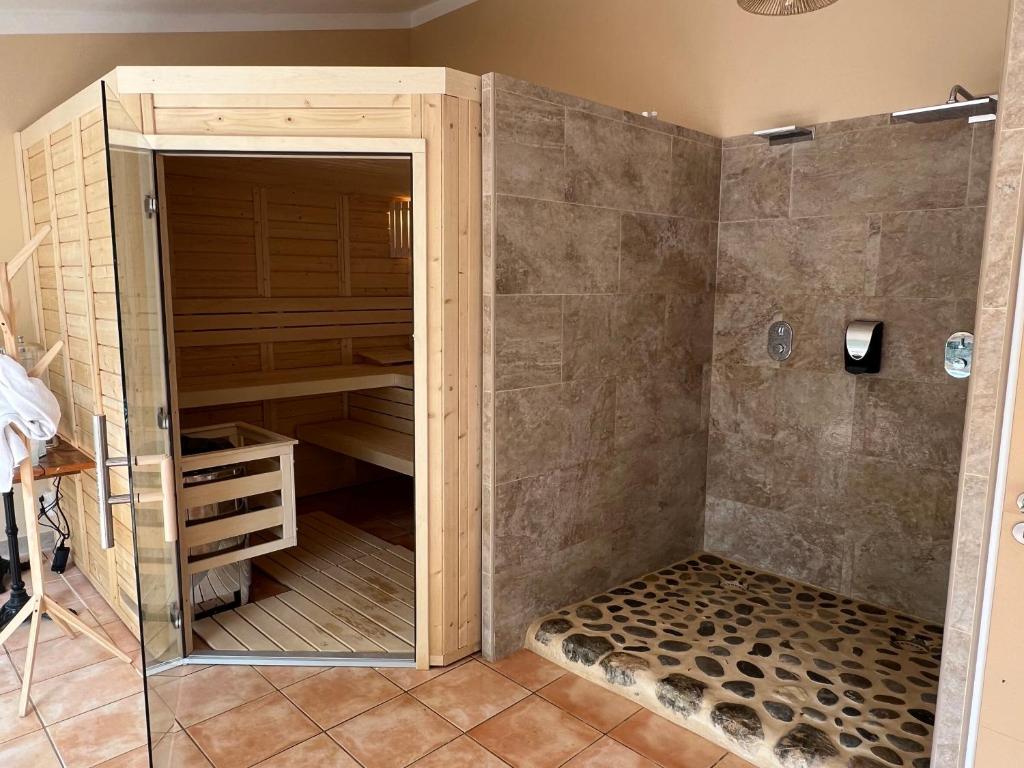 - un dressing avec une porte en verre dans la salle de bains dans l'établissement LES BASTIDES DE CHANTERAINE Bungalows, Lodges & Spa, à Aiguines