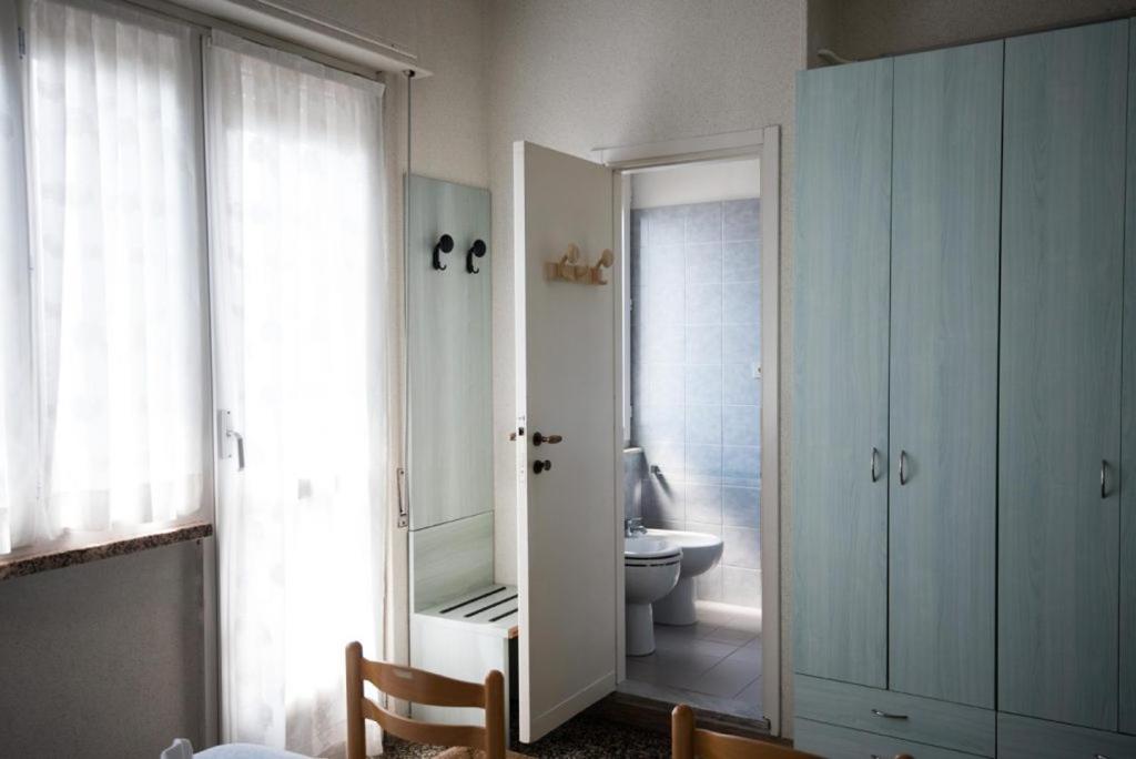 une salle de bain avec toilettes et miroir dans l'établissement Albergo Regina Mundi, à Pietra Ligure