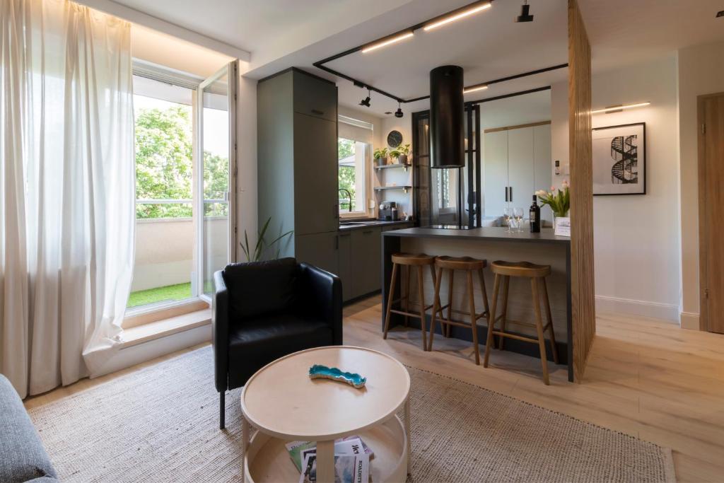 Modern, quiet penthouse with free parking 4