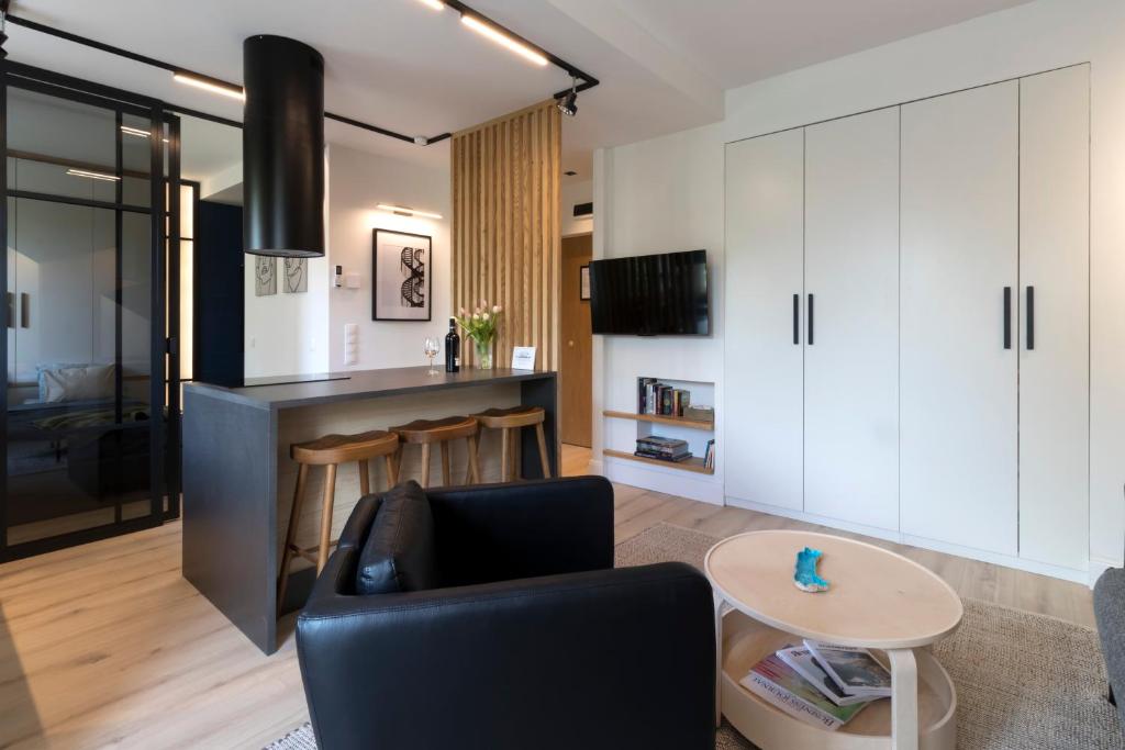 Modern, quiet penthouse with free parking 8